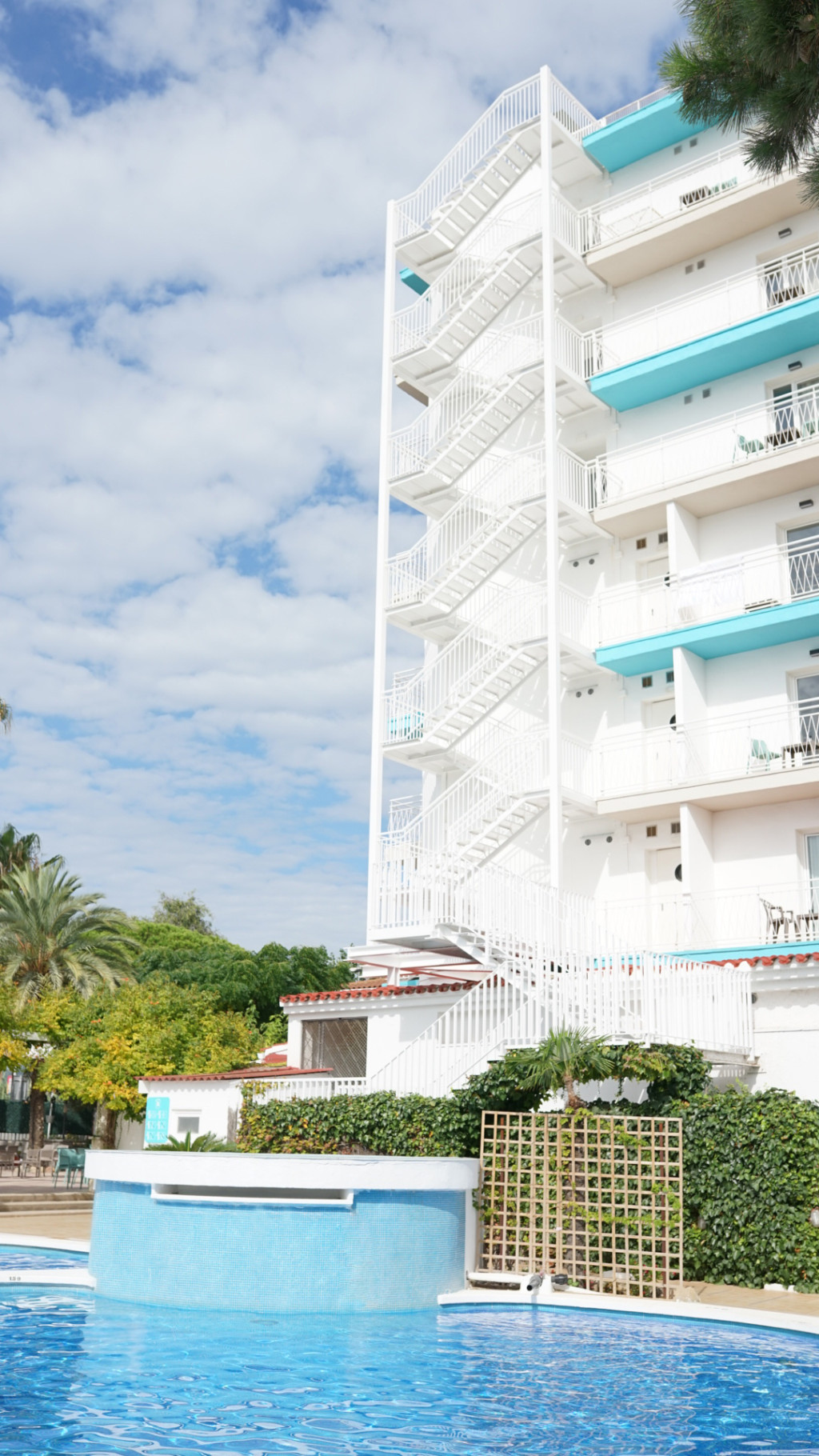 Piscina y edificio de Bamblue